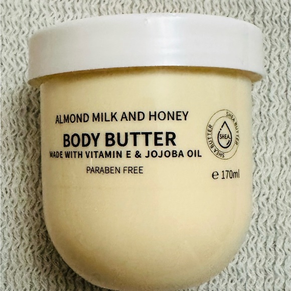 LOVERY CREAM. ALMOND MILK AND HONEY - Picture 6 of 8